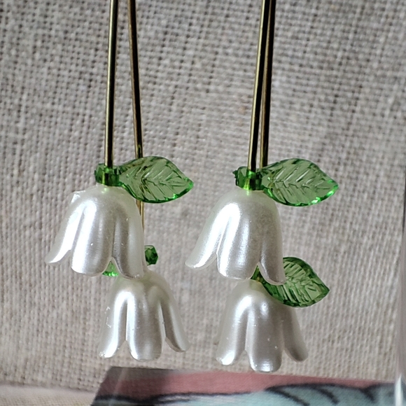 Lily of the Valley Flower Garden Plastic Gold Tone Pierced Earrings Brand New - Picture 2 of 15